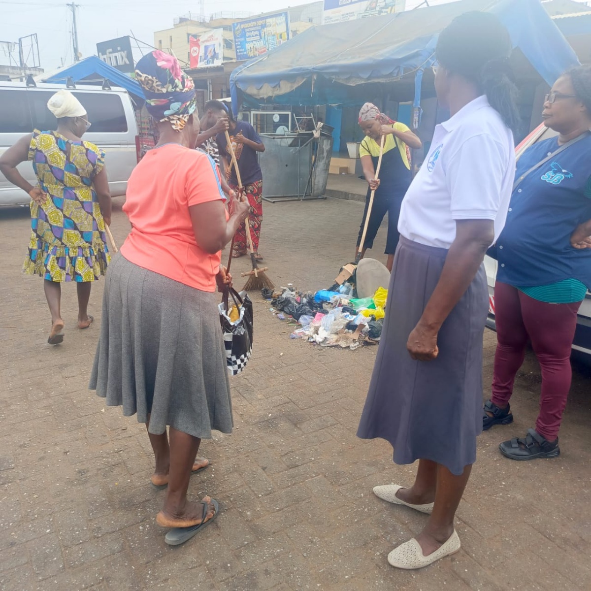 Members of the East Ghana Conference of the S.D.A Church sweeping the Koforidua lorry station