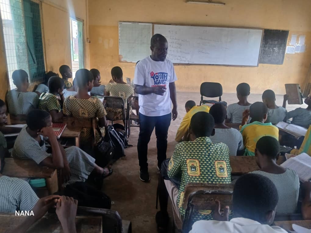 Mr. Akuamoah taking OBOSS students through the session